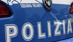 Clandestino beccato dai poliziotti mentre "ripulisce"  20 auto durante la partita Juve-Barça