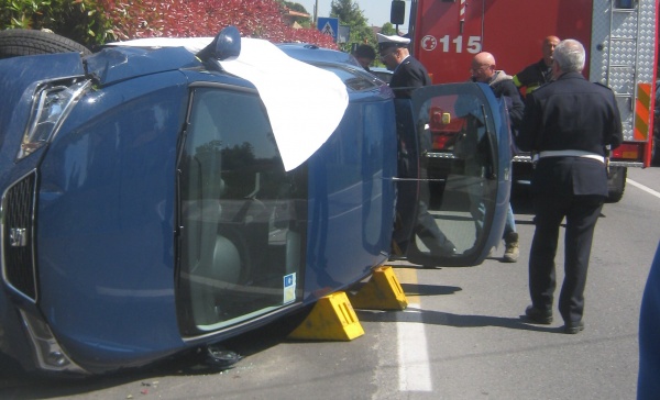 Esce di strada con l’auto: donna ferita