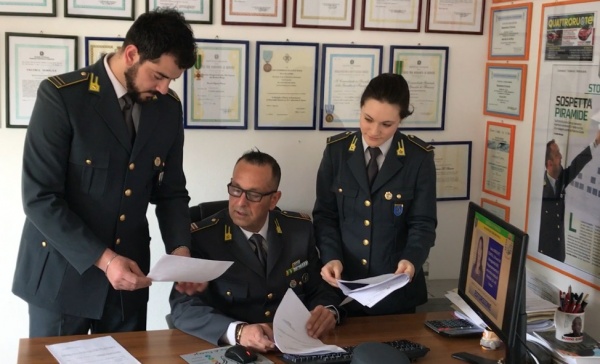 Estorsione a pensionata: arrestata rappresentante articoli casalinghi