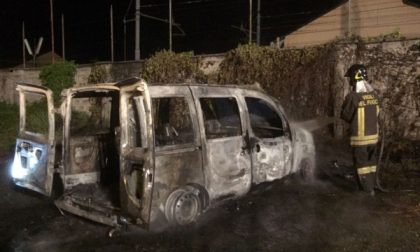 Misterioso incendio: brucia un Fiat Doblò