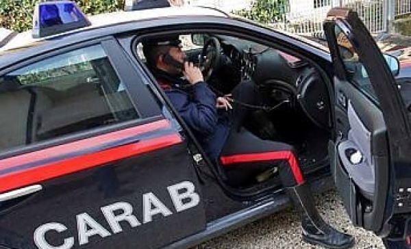 Cerca di impadronirsi del telefonino di  una ragazzina: ai domiciliari