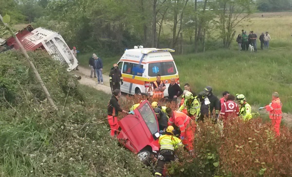 Spaventoso incidente sulla “460”, donna elitrasportata al Cto