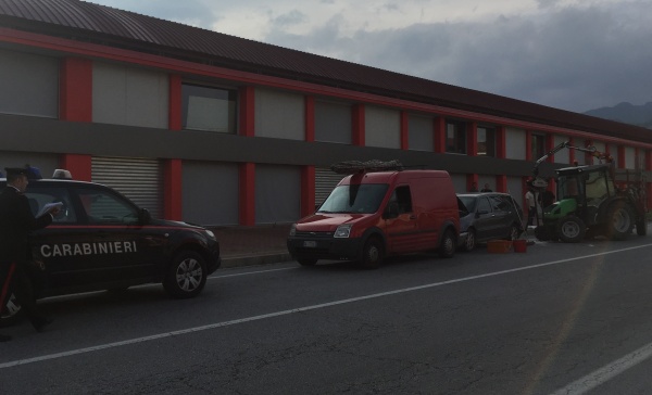 Trattore travolge un’auto in panne: due feriti di cui uno grave