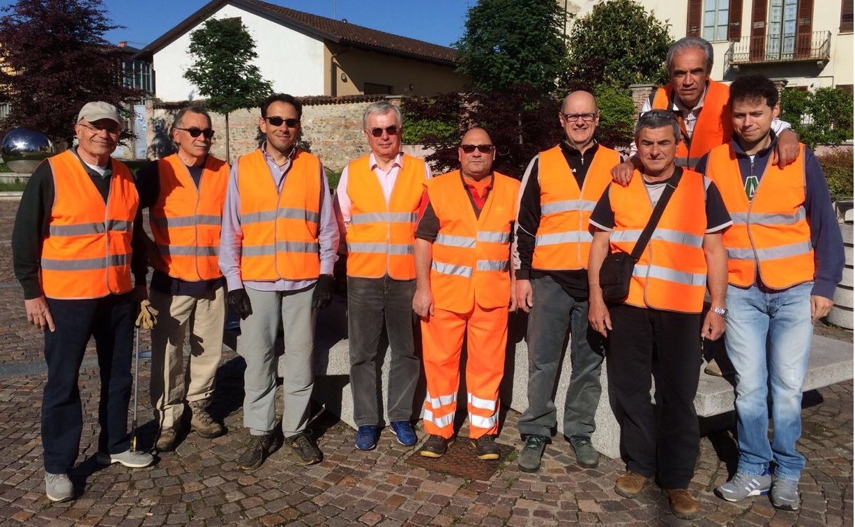 Gettano di tutto in strada: anche medicinali  e computer