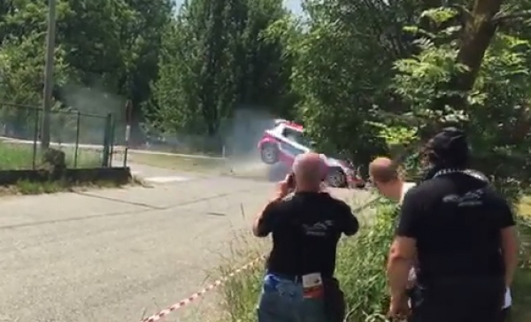 Il video dell’incidente al rally costato la vita a un bimbo