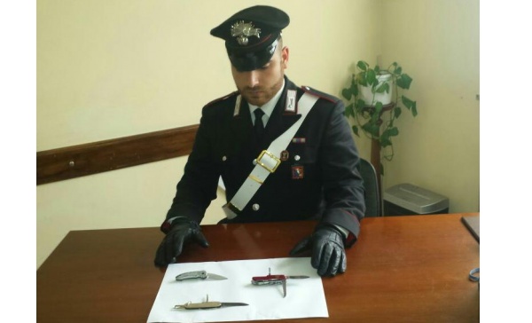 In giro con coltelli al seguito, due giovani denunciati