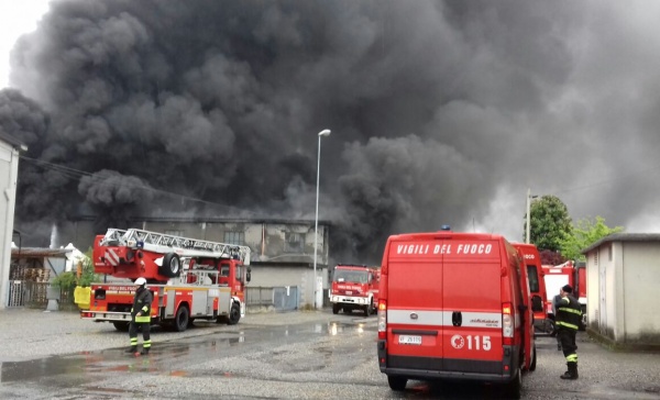 Incendio in azienda a Leini, Vigili del fuoco all’opera per domare le fiamme