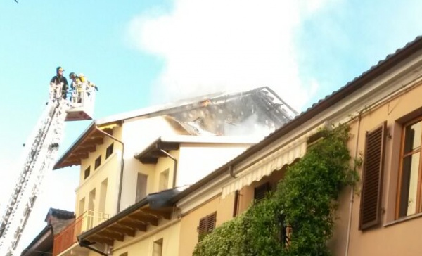 Incendio in pieno centro città a Ciriè