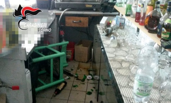 Lei lo respinge, lui sfascia il locale: arrestato