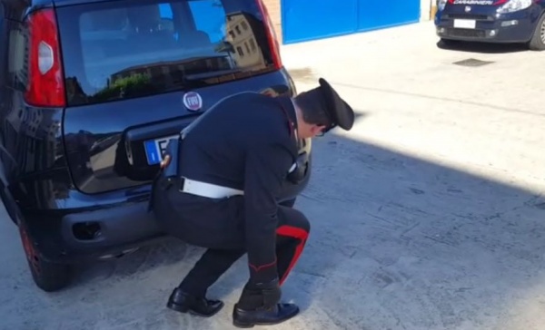 Leinicese trovato alla guida di un’auto rubata