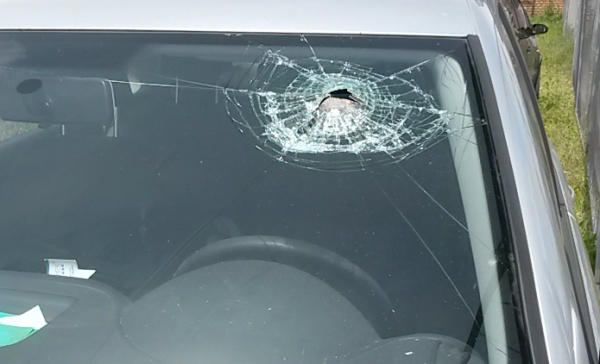 Si ferma al passaggio a livello, auto danneggiata