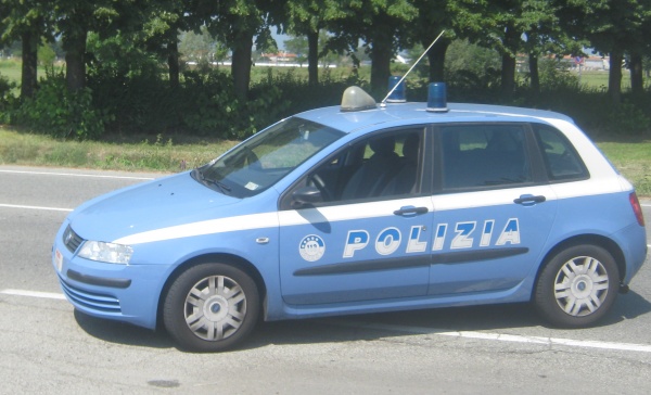 Si impicca al balcone di casa