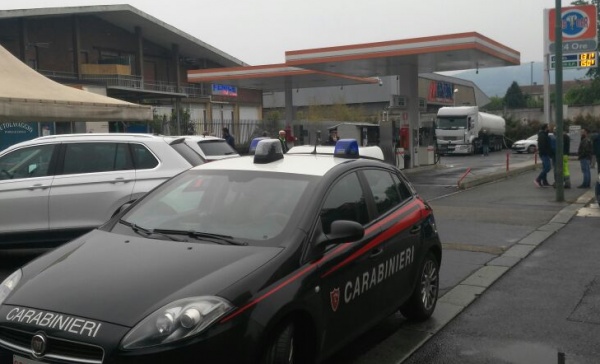 Sparatoria ad un distributore di benzina, titolare ferito alle gambe