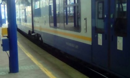 Treni bloccati: un uomo corre sui binari