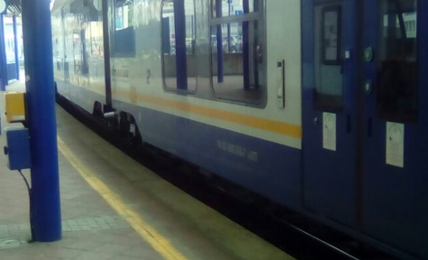 Treni bloccati: un uomo corre sui binari