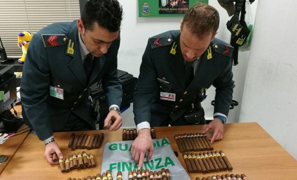 Serpenti e sigari cubani in aeroporto: sequestrati