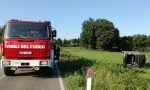 Auto ribaltata in un campo, donna resta illesa