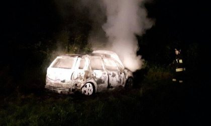 Auto rubata e data alle fiamme