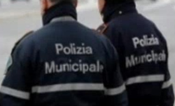 Automobilista picchia il vigile: arrestato dalla  polizia
