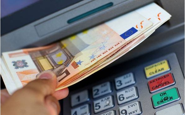 Badante infedele: rubava i soldi con il bancomat per comprare gioielli
