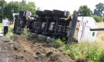 Camion carico di latte si ribalta a bordo strada