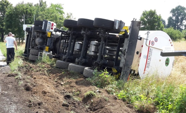 Camion carico di latte si ribalta a bordo strada