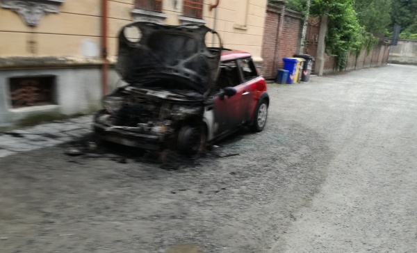 Ciriè: auto in fiamme nella notte