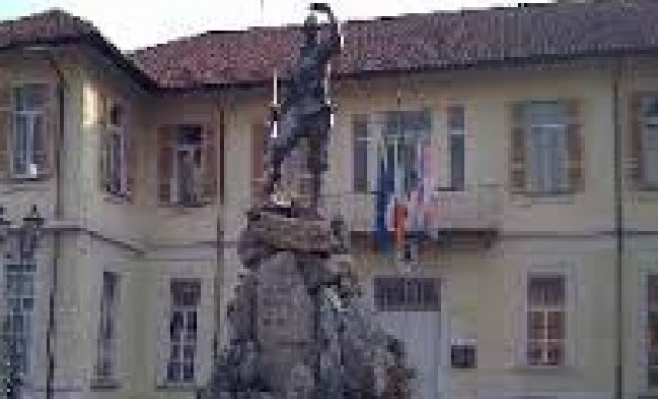 I vigili gli sequestrano l’auto, lui “assedia” il municipio