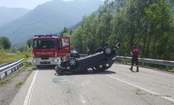 Locana, auto si ribalta