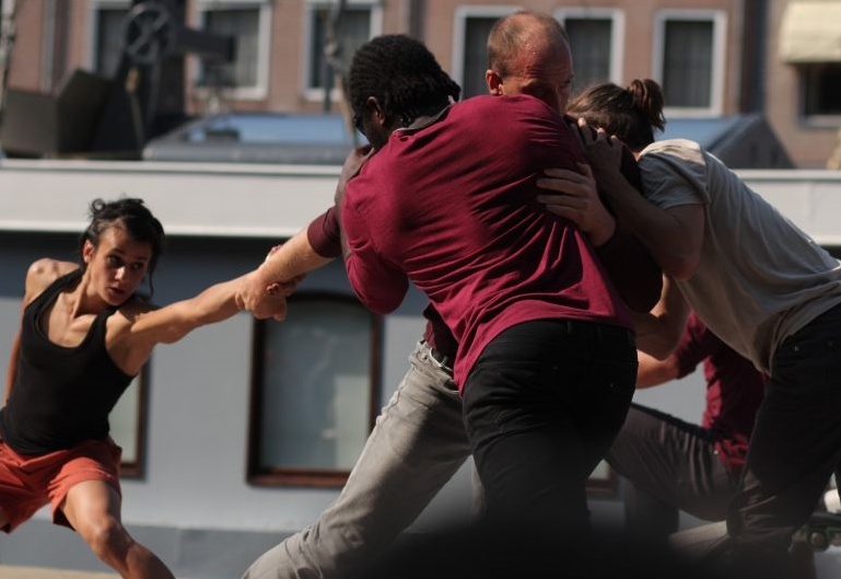 Lunathica: danze e acrobazie in piazza D’Oria