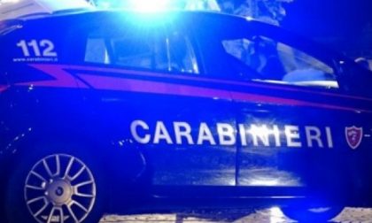 Minaccia e colpisce i carabinieri: arrestato