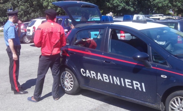 Strappa la  catenina  a una donna: arrestato