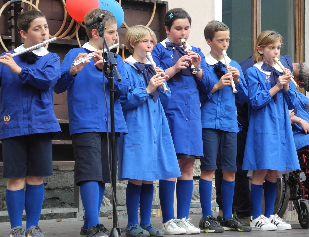 Tutti gli alunni sul palco per i 100 anni della Primaria “De Amicis”