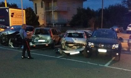 Ubriaco al volante travolge quattro auto in un parcheggio