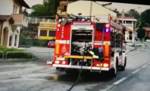 Auto esce di strada e lascia senza luce e gas  i residenti