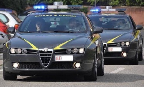 Autolavaggio e bar con lavoratori in “nero”