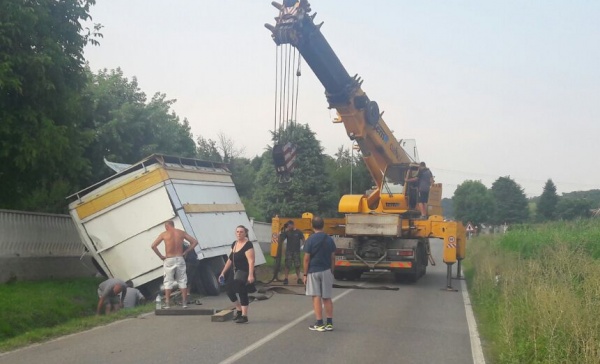 Camion fuori strada, Provinciale chiusa al traffico