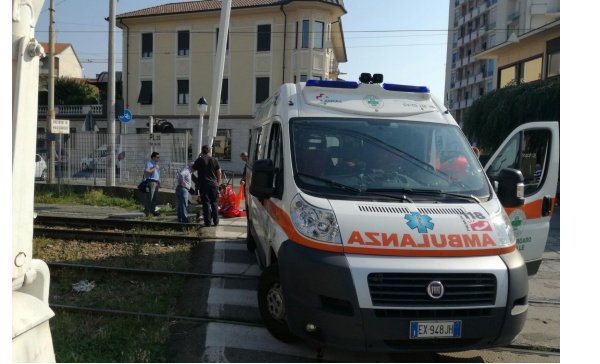 Donna cade vicino ai binari, treni bloccati