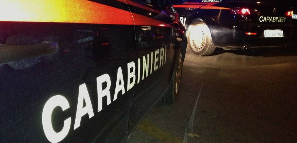 Dopo la lite minaccia con la pistola e scappa