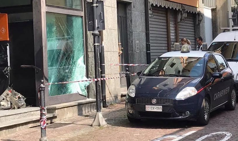 Esplosione in piena notte: ladri fanno saltare il bancomat Unicredit