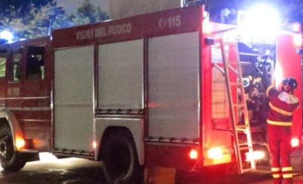 Incendio in appartamento, madre e figlio intossicati