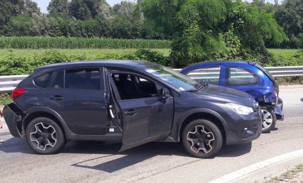 Scontro sulla “460”, tre le auto coinvolte