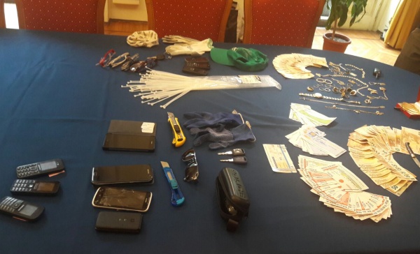 Arrestati a Favria cinque rapinatori