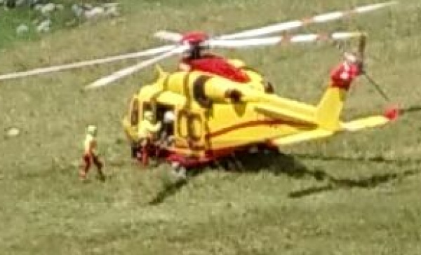 Cade nella scarpata mentre porta a spasso il cane