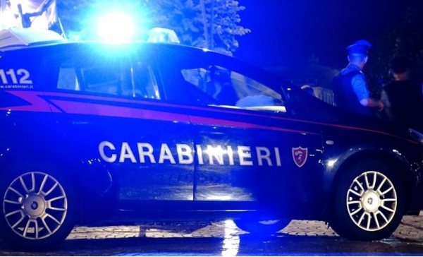 Estrae il coltello davanti ai passanti: arrestato
