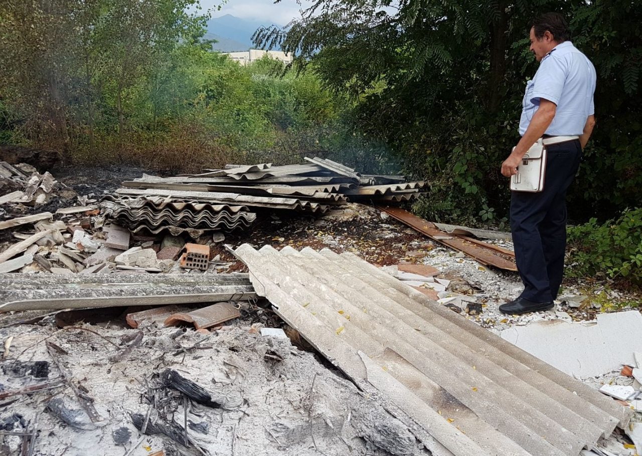 Eternit in fiamme in via Madonna della Neve