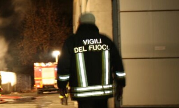 Fiamme all’interno della cartiera Demolli