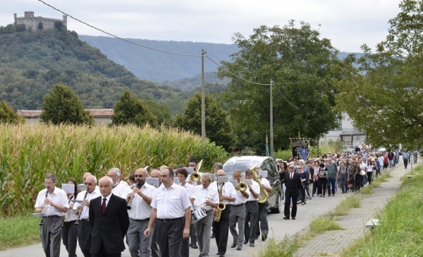 Folla commossa per l’addio al carabiniere e partigiano
