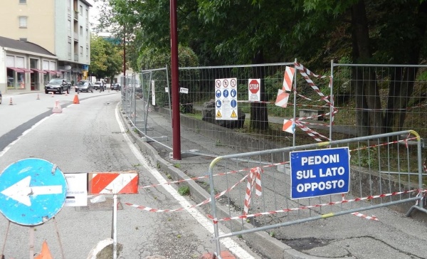 Giù il muro dell’antica Eporedia, chiuso un tratto di via Circonvallazione