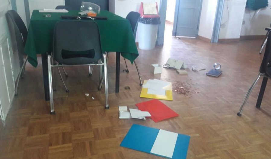 Ladri devastano il Centro Anziani